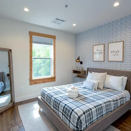 Charming Historic Loft Near Centennial Park *