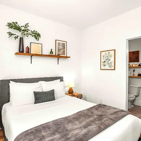 Stone Fox - In The Nations - Mins To Broadway Holiday home