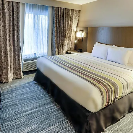 Hotel Country & By Radisson Airport Tn