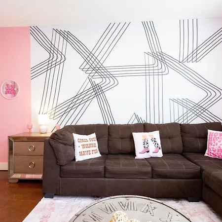 Lipstick & Boots - Luxury 3-level With Private Garage Near Music Row Apartment *