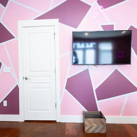 Lipstick & Boots - Luxury 3-level With Private Garage Near Music Row Apartment