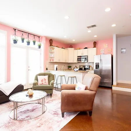 Lipstick & Boots - Luxury 3-level With Private Garage Near Music Row *