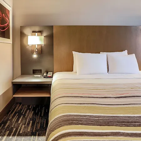 Country & By Radisson Airport Tn 4*