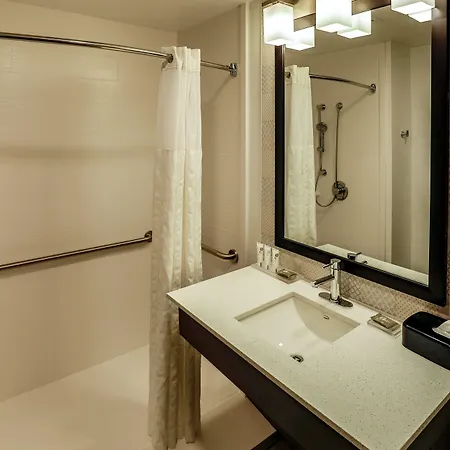 Country & By Radisson Airport Tn 4*