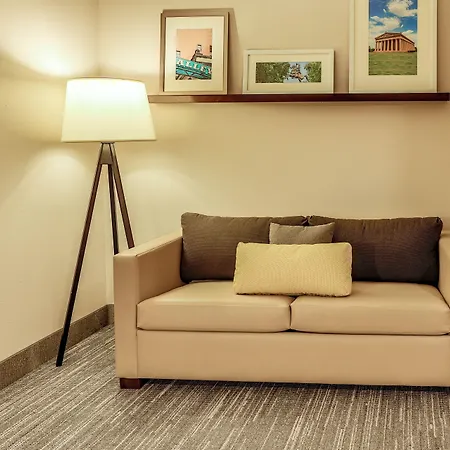 Hotel Country & By Radisson Airport Tn