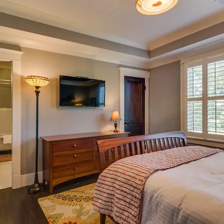 Caroline House Historic Bed & Breakfast