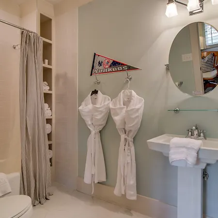 Caroline House Historic 4*