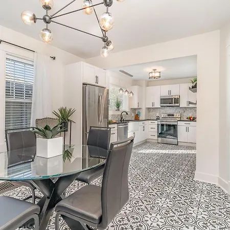 Blue Pearl - Private Backyard - Mins To Broadway Holiday home *