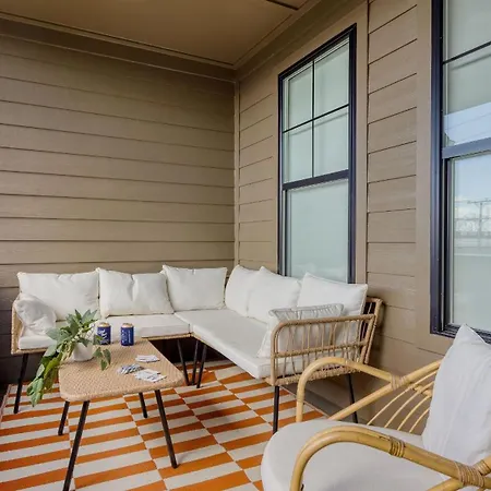 Sleeps 16 2 Modern Townhomes Minutes To Broadway Lischey 98 Degrees By Avantstay Holiday home Nashville