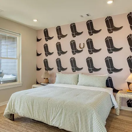 Sleeps 16 2 Modern Townhomes Minutes To Broadway Lischey 98 Degrees By Avantstay Holiday home