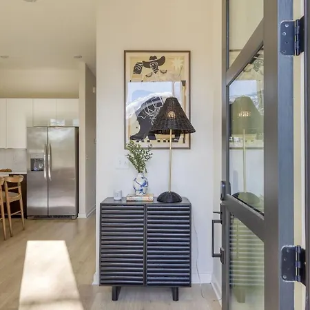 Holiday home Sleeps 16 2 Modern Townhomes Minutes To Broadway Lischey 98 Degrees By Avantstay *