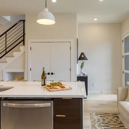 Sleeps 16 2 Modern Townhomes Minutes To Broadway Lischey 98 Degrees By Avantstay Holiday home