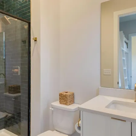 Sleeps 16 2 Modern Townhomes Minutes To Broadway Lischey 98 Degrees By Avantstay *