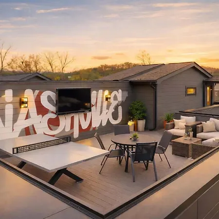 New Modern Multi-level Pooltable & Rooftop Holiday home Nashville