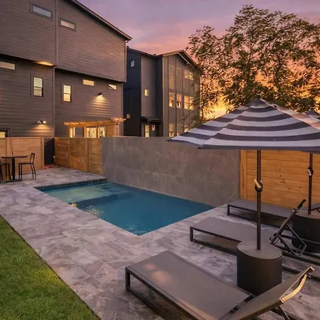 New Modern Multi-level Pooltable & Rooftop Holiday home Nashville