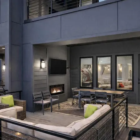 Holiday home New Modern Multi-level Pooltable & Rooftop Nashville