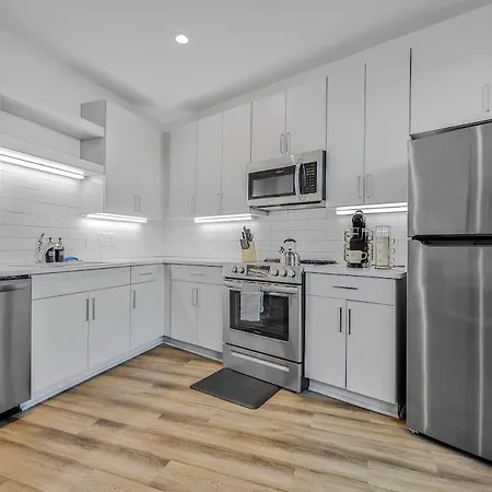 Peaceful Retreat - Views, Close To Broadway Apartment