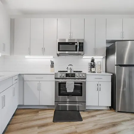 Peaceful Retreat - Views, Close To Broadway Apartment