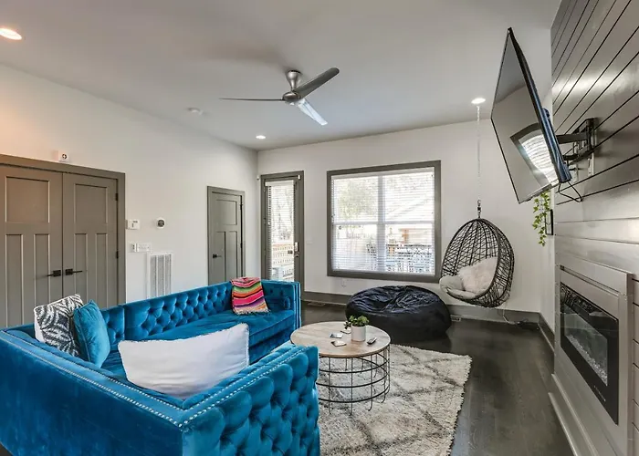 Vibrant Home With Deck, 2 Mi To Downtown Nashville!