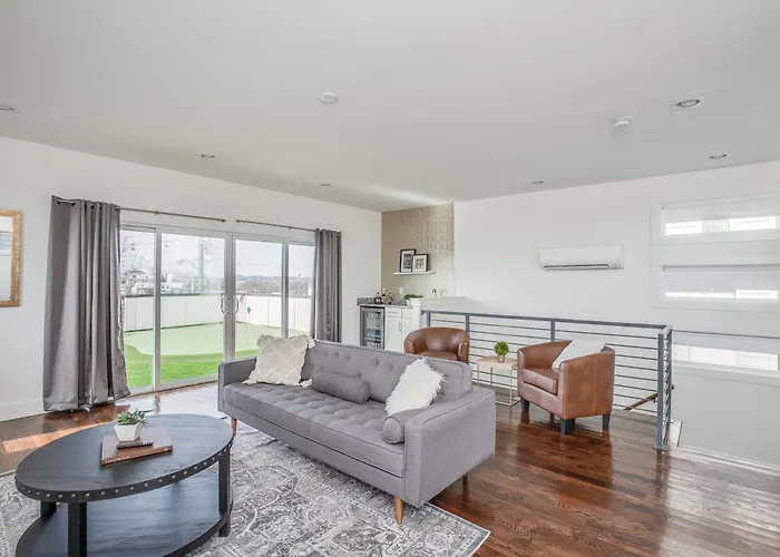Whiskey House With Rooftop Golf, City Views! 8Min To Downtown! Sleeps 9!