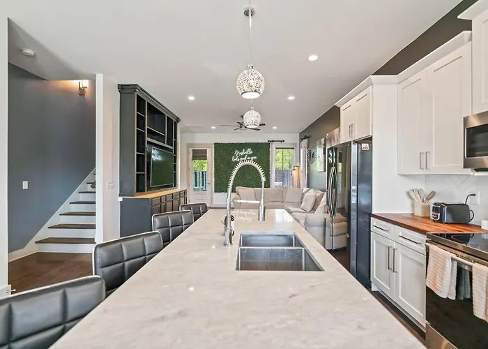 King Bed, Balcony, Covered Patio & Firepit! 8 Minutes From Broadway