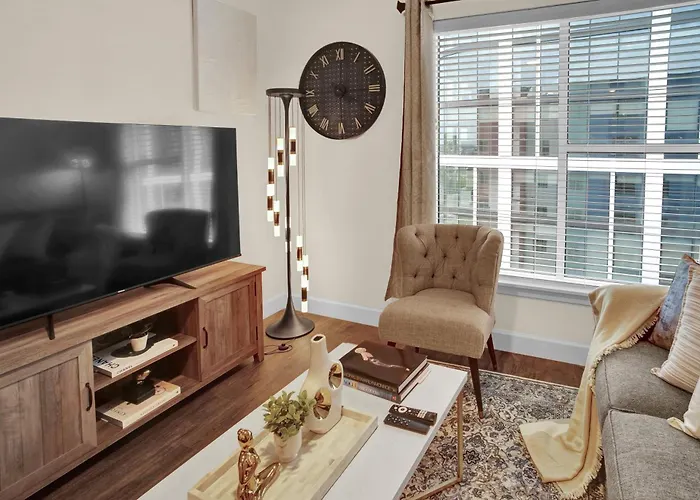 Spacious Ville With Great Amenities Free Garage Parking