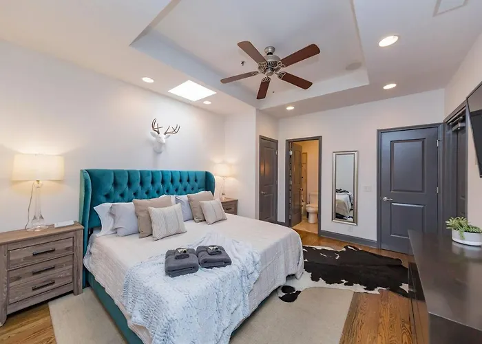 Spacious Penthouse On The Broadway Strip