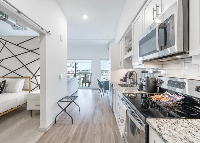 New Condo In Nashville, Pool Gym Rooftop & Laundry 5 Min From Broadway