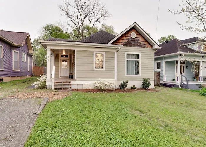 East Nash Retreat- Sleeps 10, Yard, Walk To Bars!