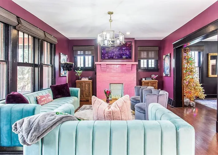 Minutes To Downtown, Walkable To Shopping & Dining