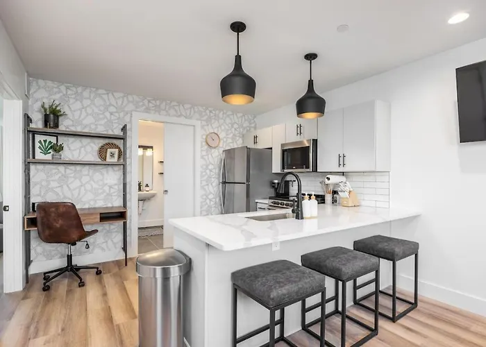 Multi-Condo Building With 7 Units 15 Bedrooms 22 Beds And Free Parking