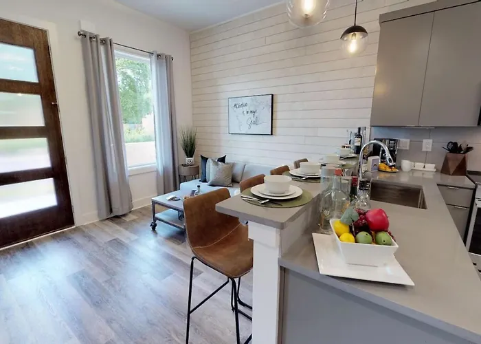 Great Location 1 Bedroom Sleeps 4