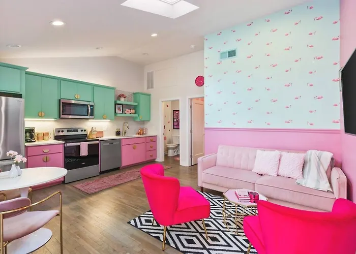 Barbie Dream Condo - Near Restaurants, Coffee And Bar