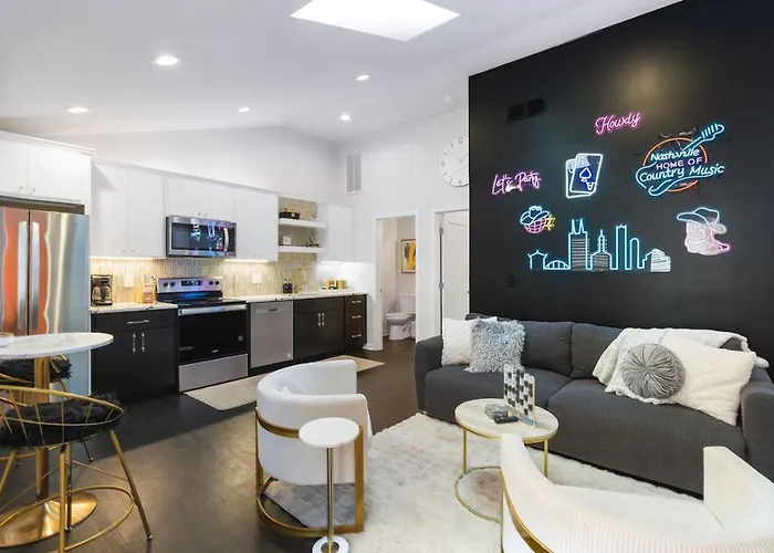 Vibrant Neon Condo Near Restaurants, Coffee And Bars