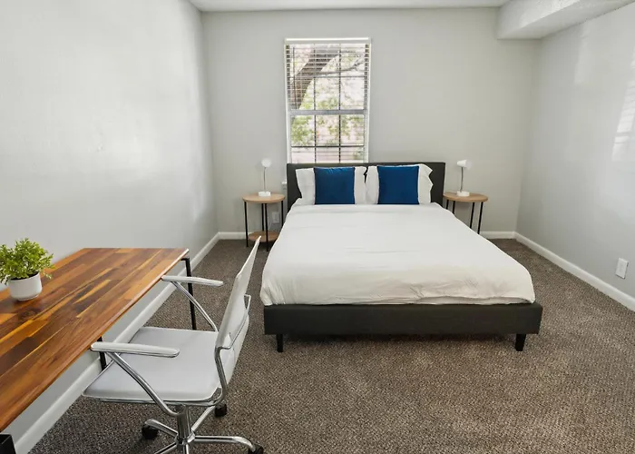 Brentwood A2 I Cozy & Comfy I 2Bd I Free Parking