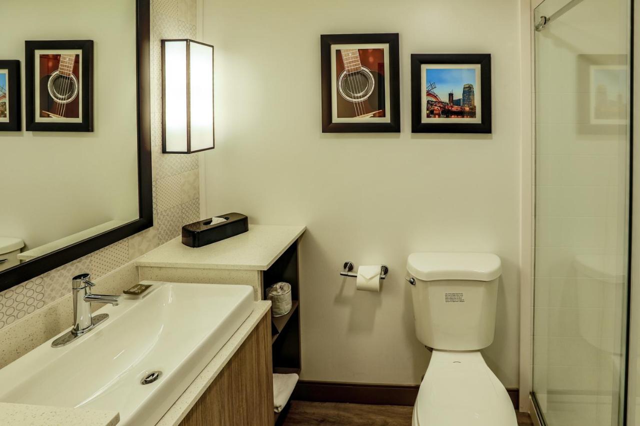 Country & By Radisson Airport Tn 3*