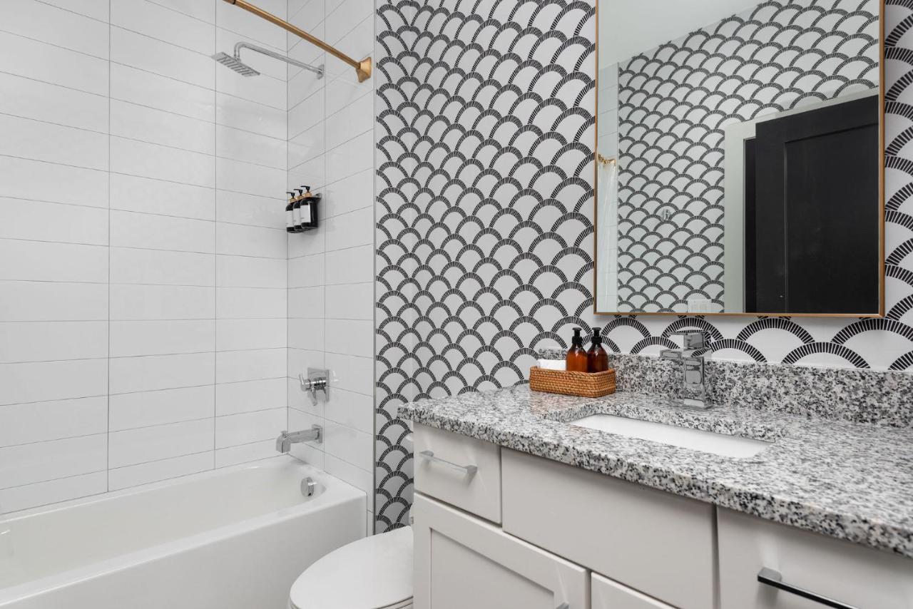 Vibrant Designer House With Roof Deck & Garage Near Dt