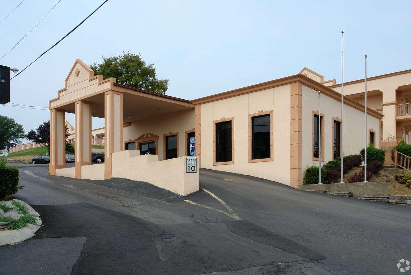 Hotel Super 8 By Wyndham Near Downtown / I-40