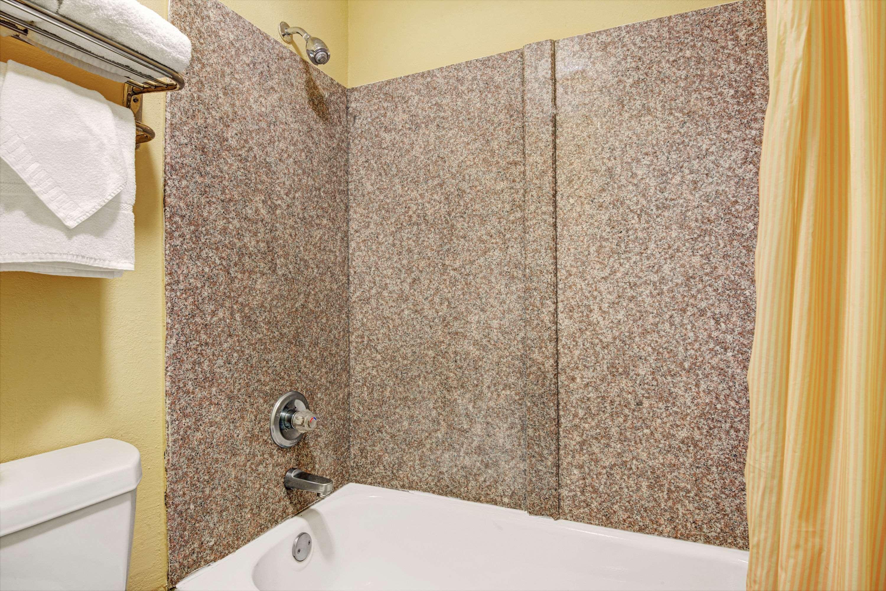 Super 8 By Wyndham Near Downtown / I-40