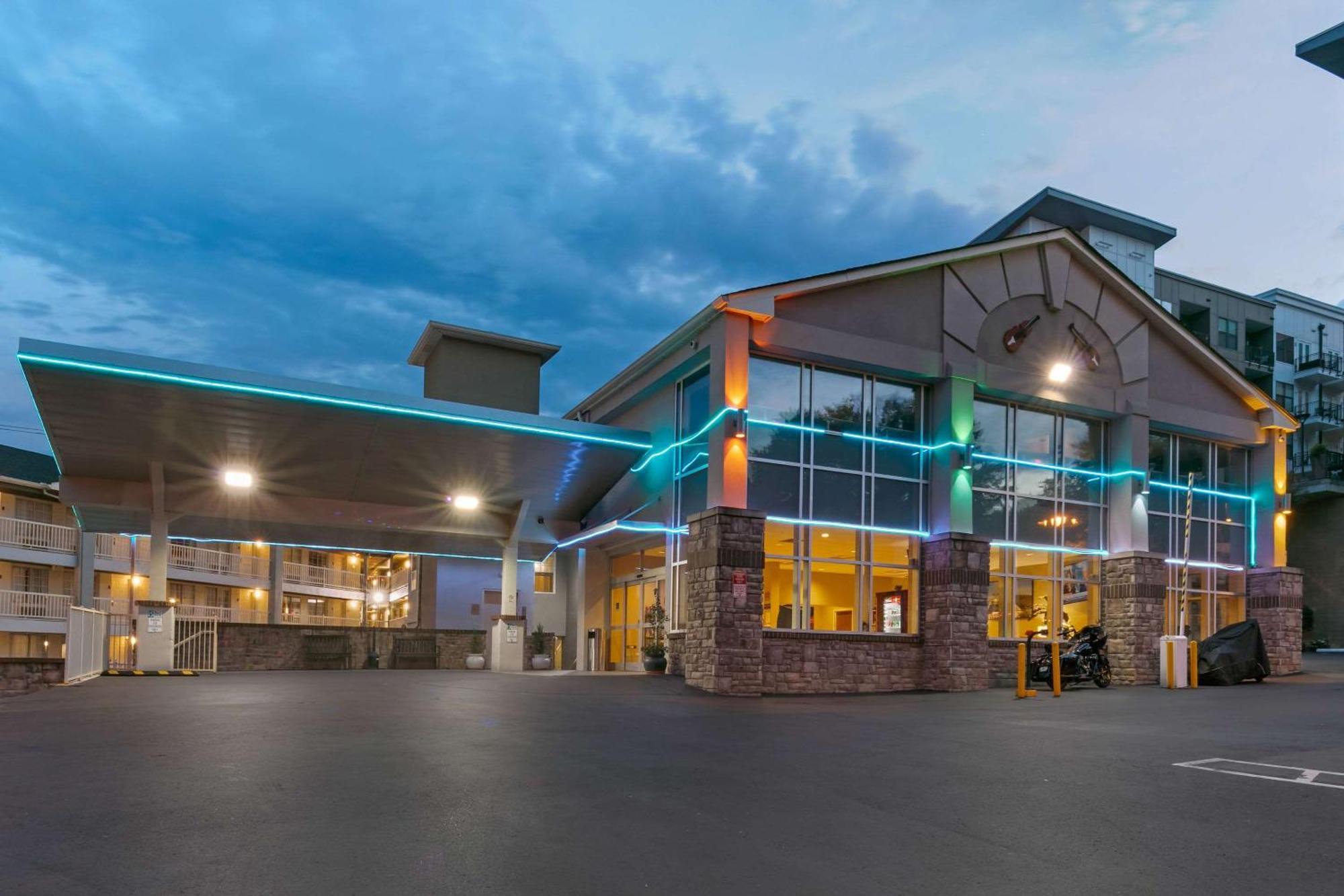 Comfort Downtown - Music Center 4*