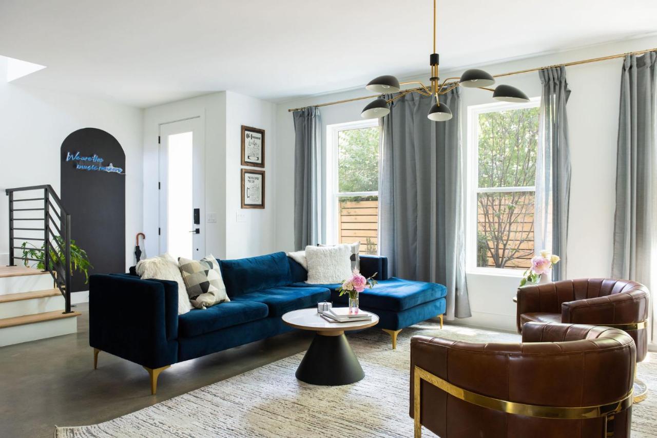 Stylish With Parking, Patio, Mins To Downtown, Sleeps 10 In 3 Bedrooms, Soaking Tub, Sunlit Living Spaces, Dog Friendly, Near Downtown, Farmers Market & Bicentennial Park, Close To Distilleries & Attractions, 24 Hr Hospitality Holiday home Nashville