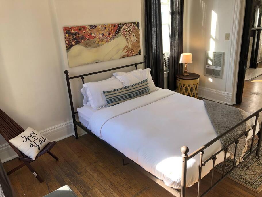 Airy And Bright On Broadway Apartment