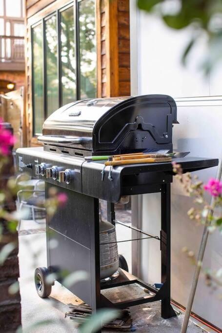 Modern Luxury Rooftop Deck, 3 Mi To Downtown Holiday home *