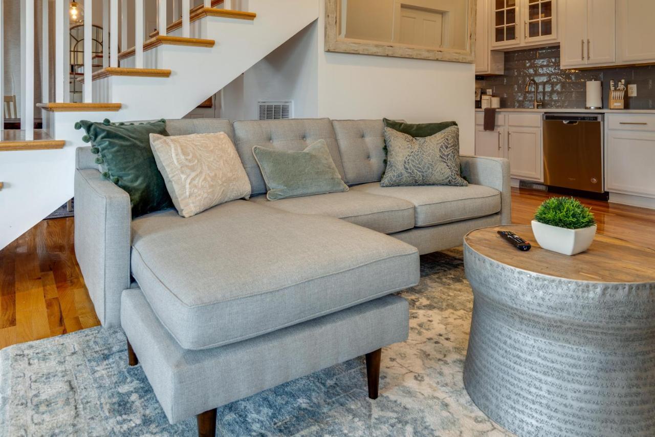 Skyline Views From Shelby With Wifi, Fully Furnished, Pet Friendly & In Unit Laundry Holiday home *