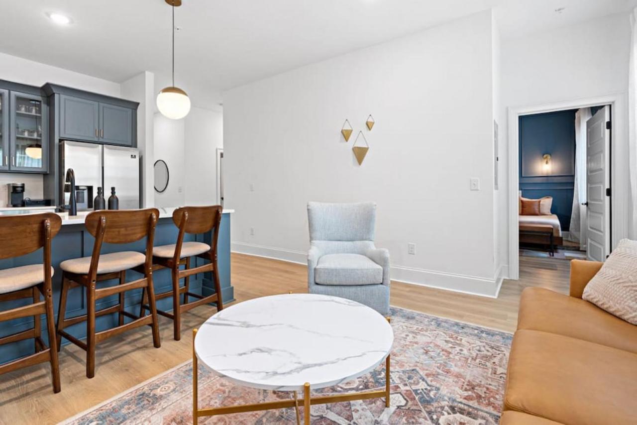 Apartment Chic 5 Bed, 2 Bedroom Free Parking - 3 Miles To Broadway *