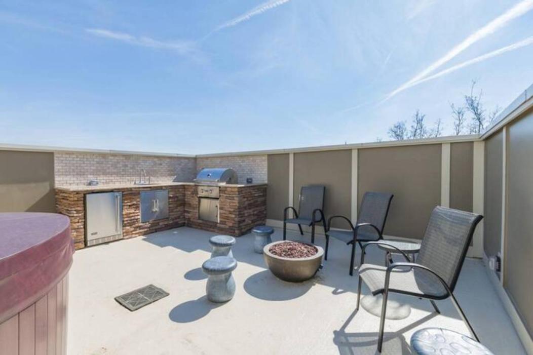 Holiday home Glitz & Guitars I Stylish 3br With Rooftop Hot Tub In East *
