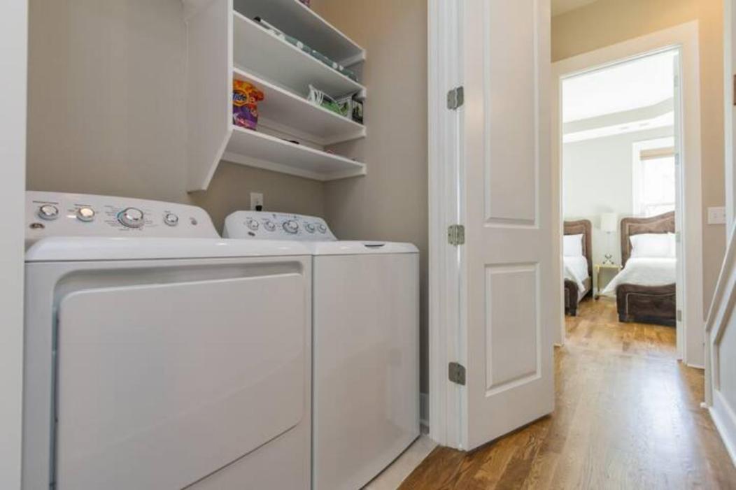 Holiday home Glitz & Guitars I Stylish 3br With Rooftop Hot Tub In East *