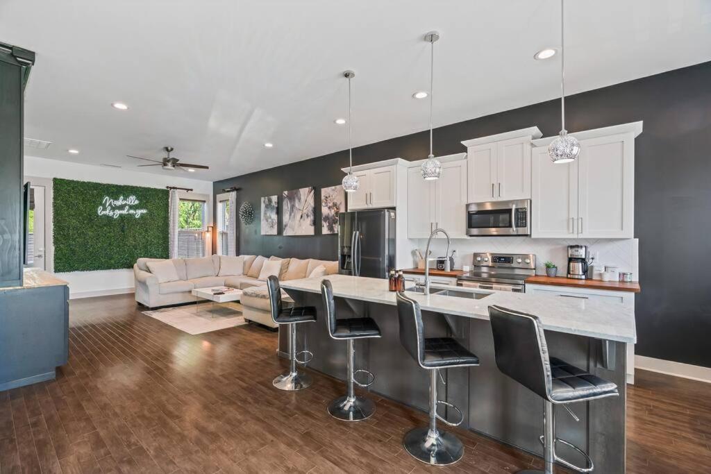 King Bed, Balcony, Covered Patio & Firepit! 8 Minutes From Broadway Holiday home Nashville