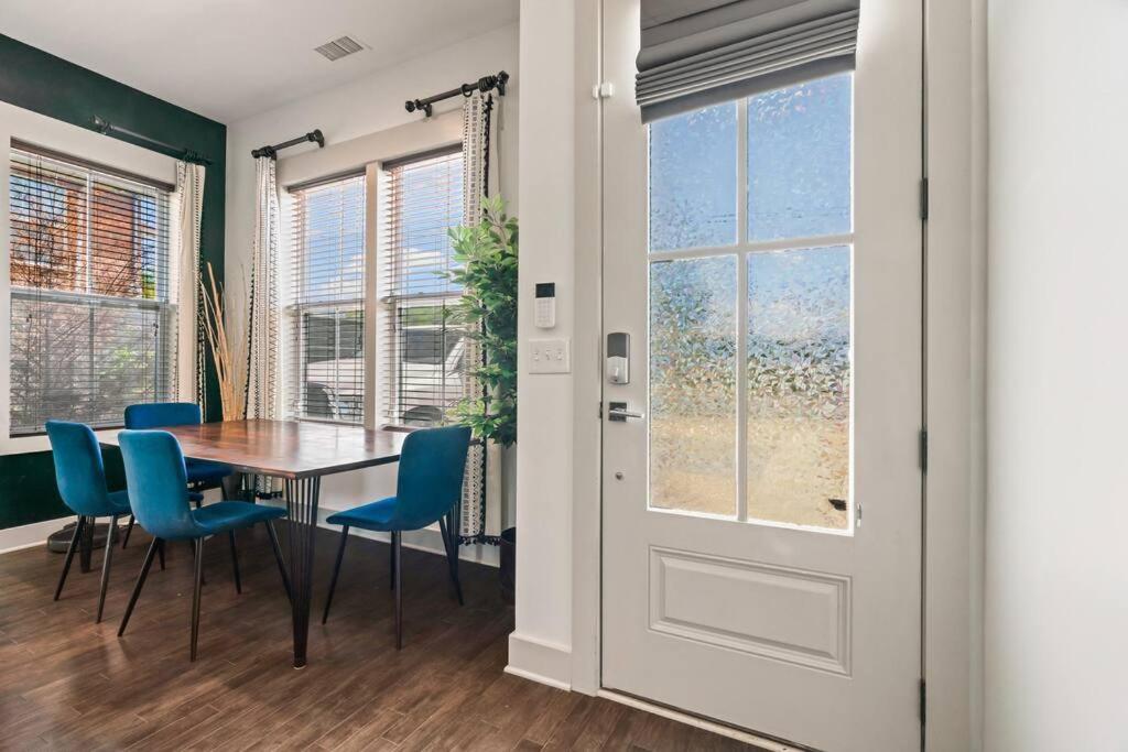 King Bed, Balcony, Covered Patio & Firepit! 8 Minutes From Broadway Holiday home Nashville