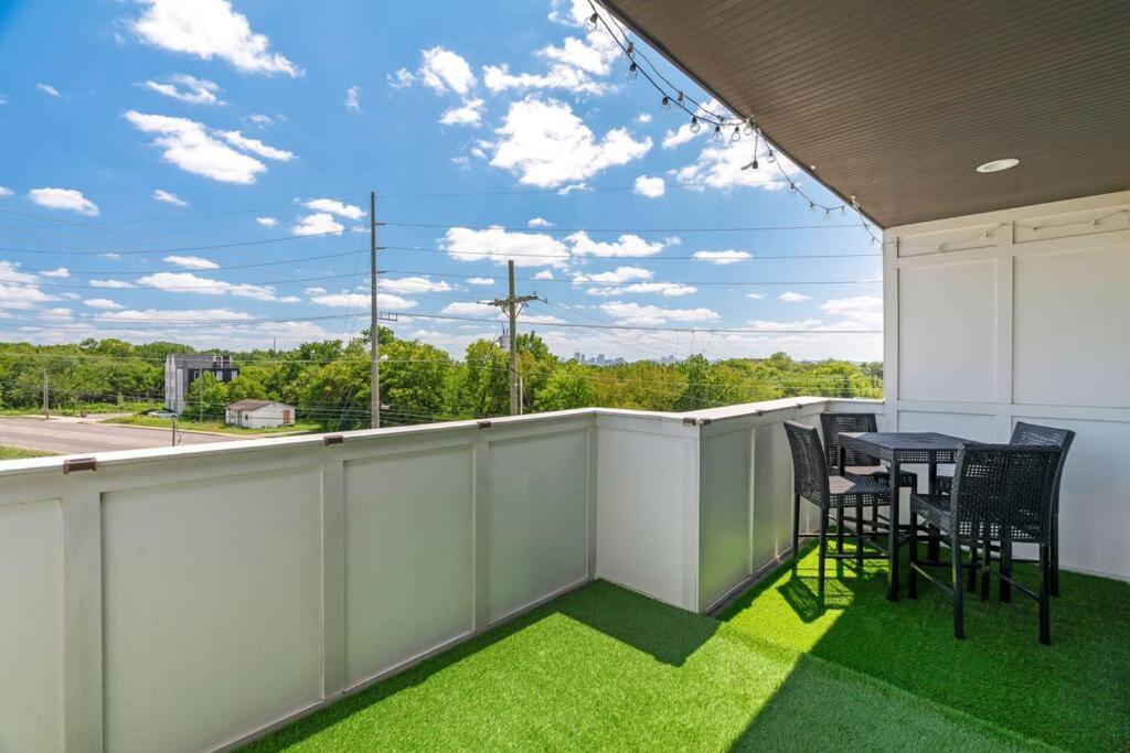 King Bed, Balcony, Covered Patio & Firepit! 8 Minutes From Broadway *
